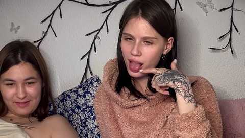 2love_love2 free recording from 2025-10-05 19:51:00