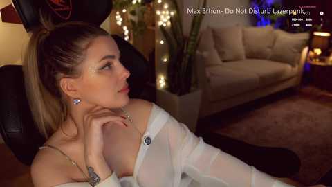 _queen_maria_ free recording from 2026-04-14 02:21:00