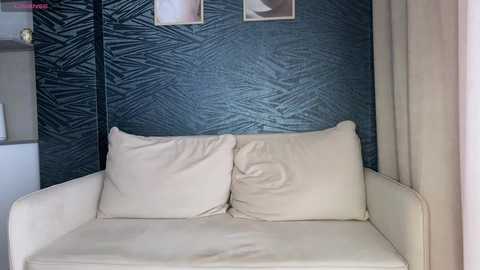 _molly_ free recording from 2026-04-17 00:29:00